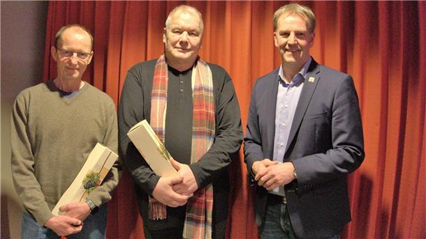 Dietrich Nestler (Mitte) und Jochen Hamm (links) wurden bei der Ratssitzung am 20. März zu Schiedsmännern gewählt. Es gratuliert Beverstedts Bürgermeister Guido Dieckmann (parteilos).
