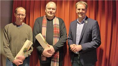 Dietrich Nestler (Mitte) und Jochen Hamm (links) wurden bei der Ratssitzung am 20. März zu Schiedsmännern gewählt. Es gratuliert Beverstedts Bürgermeister Guido Dieckmann (parteilos).
