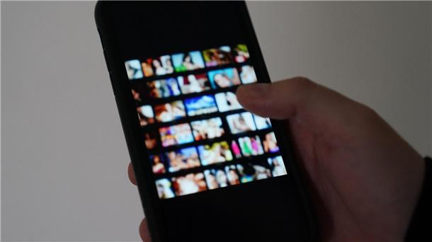 Digitale Technologien werden immer häufiger genutzt, um intime und sexualbezogene Medieninhalte zu erstellen und zu verbreiten. (Symbolbild)