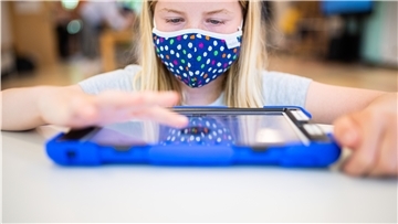 Digitalisierung an den Grundschulen in der Stadt Geestland. Schülerin Lara (7) aus Neuenwalde bedient ihr Tablet zum Lernen.