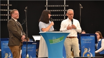 Digitalisierung ist eines der Themen an den Ständen auf dem Messegelände. Folglich griff Moderatorin Chrissie Loock es auf. Dass Deutschland auf diesem Zukunftsfeld „einen Zahn zulegen muss“, unterstrich Hans-Peter Fricke vor den 800 Gästen im Festzelt. Nach Ansicht von Bernd von Garmissen (links), Direktor der Landwirtschaftskammer, gilt das vor allem für die staatlichen Ebenen.