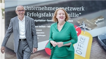 DIHK-Präsident Peter Adrian mit Familienministerin Lisa Paus beim Unternehmenstag „Erfolgsfaktor Familie“ in Berlin.