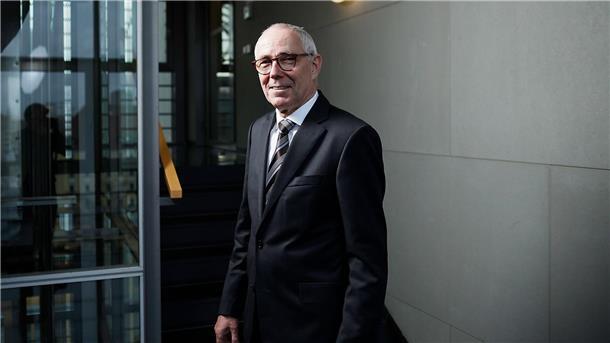 DIHK: Standort Deutschland verliert an Attraktivität DIHK-Präsident Peter Adrian warnt vor einer zunehmenden Verlagerung von Produktion aus Deutschland ins Ausland.