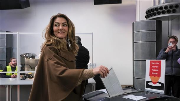 Dilan Yesilgöz, Spitzenkandidatin der rechtsliberalen Volkspartei für Freiheit und Demokratie will Nachfolgerin ihres Parteifreundes Mark Rutte und damit erste Frau an der Spitze der Regierung werden.