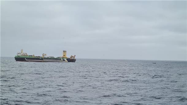 Dimensionen: Links im Bild die Margiris. Das Schlauchboot als kleiner, schwarzer Punkt ist kaum zu sehen.
