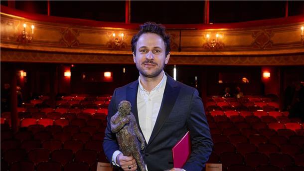 Dimitrij Schaad nach der Verleihung des Ulrich-Wildgruber-Preises auf der Bühne im St. Pauli Theater.