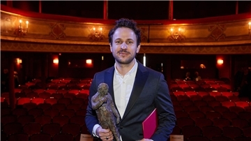 Dimitrij Schaad nach der Verleihung des Ulrich-Wildgruber-Preises auf der Bühne im St. Pauli Theater.