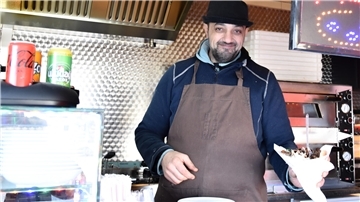 Dincer Kirhan alias Dino fühlt sich geehrt, dass sein Döner so gefeiert wird.