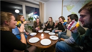 Menschen an einem Tisch mit Tellern
