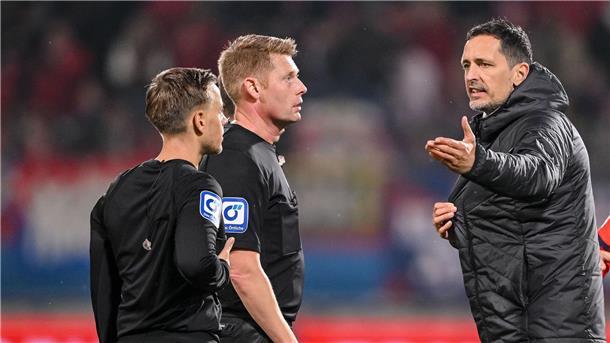 Dino Toppmöller übt nach dem Remis in Heidenheim heftige Kritik am Schiedsrichter.