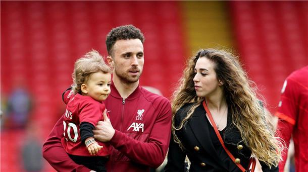 Diogo Jota und seine langjährige Partnerin Rute Cardoso im Jahr 2022 mit einem ihrer drei Kinder.