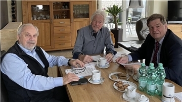 Dipl.-Ingenieur Jürgen Grzeskowiak (Projektleiter, Mitte) mit dem Bundestagsabgeordneten Enak Ferlemann (rechts) und Dipl.-Ingenieur Klaus Peter Lasse von L+P Naval Consult aus Bremen.