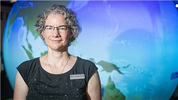 Diplom-Geophysikerin Susanne Nawrath, Ausstellungsleiterin im Bremerhavener Klimahaus