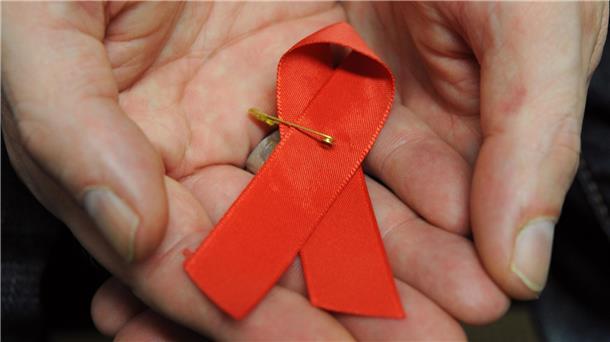 Halbjährliche Spritze verhindert HIV-Infektion - Trendwende? Dir rote Schleife ist ein Symbol der Solidarität mit HIV-Positiven und Aids-Kranken.(Archivbild)