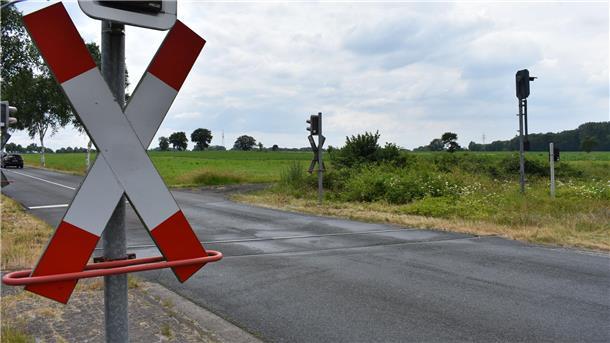 Ein Andreaskreuz vor einem Bahnübergang.
