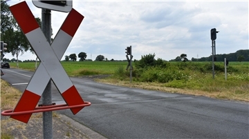 Ein Andreaskreuz vor einem Bahnübergang.