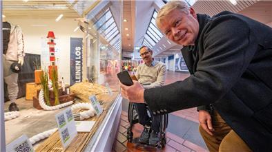 Direkt ins Internet: Benjamin Wagner vom Berg (links) und Ralf Meyer an dem neuen R3-Laden der Hochschule in der Passage am ehemaligen Karstadt-Gebäude.