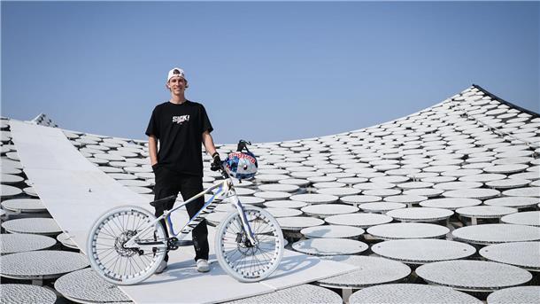 Direkt neben der Rampe geht es 100 Meter in die Tiefe.