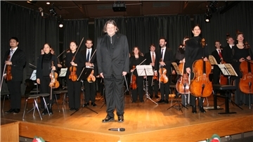 Dirigent Andreas Borbe und das Orchester Hamburger Camerata.
