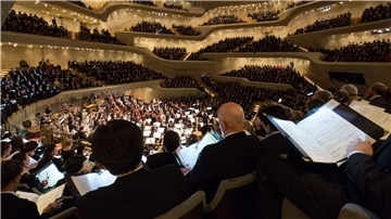 Dirigent Kent Nagano, das Philharmonische Staatsorchester Hamburg und der Chor der Hamburgischen Staatsoper im Großen Saal der Elbphilharmonie in Hamburg.