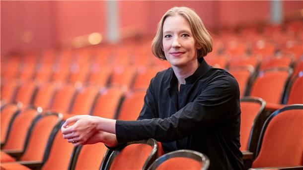 Dirigentin Joana Mallwitz im Opernhaus des Staatstheaters Nürnberg.