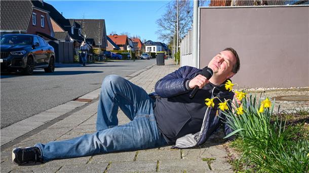 Ein Mann sonnt sich auf der Straße. 