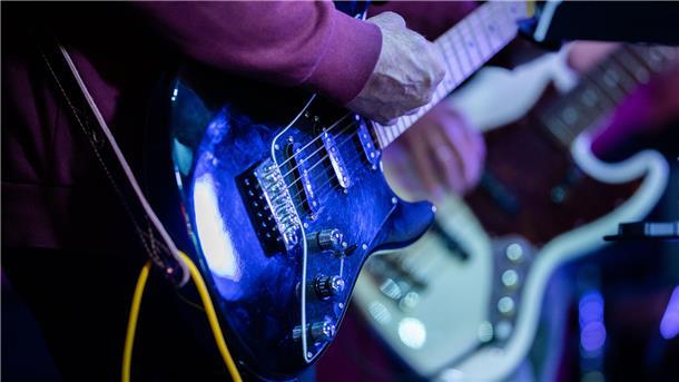 Was hinter dem gläsernen Proberaum in Bremerhavens Ex-Karstadt-Haus steckt Dirk Heinrich und Jörg Schröder spielen E-Gitarre und Bass.