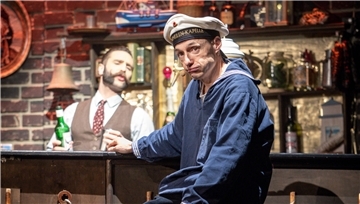 Ein Seemann sitzt in einer Kneipe. Showfoto aus der GOP Show "Sailors".