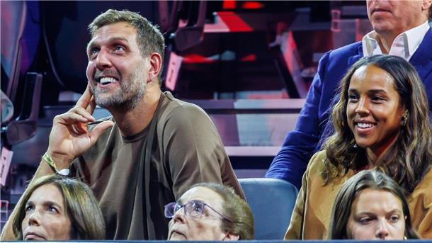 Laver Cup: Zverev verliert Doppel mit Alcaraz Dirk Nowitzki feuert Alexander Zverev beim Laver Cup an.