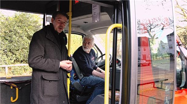 Zwei Menschen in einem Bürgerbus
