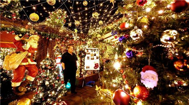 Wunder aus Licht: Die Weihnachtshäuser erstrahlen Dirk van Acken steht vor seinem festlichen, mit weit über 10.000 Lichtern dekorierten Weihnachtshaus.