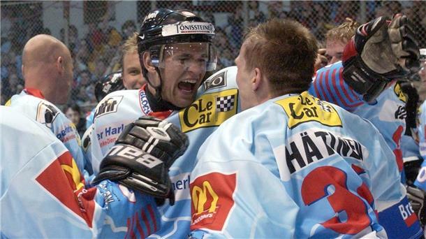 „4 gewinnt“: Darum werden die Fischtown Pinguins Meister Dirk Wrobel und der damalig REV-Torhüter Markus Hätinen feierten 2004 die Rückkehr der Pinguins in die 2. Bundesliga.