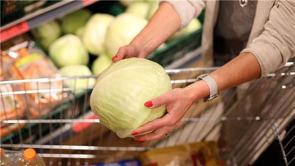 Verbraucher kaufen am liebsten beim Discounter Discounter sind laut einer Umfrage bei der Mehrheit der Deutschen sehr beliebt.