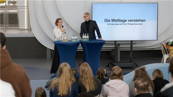 Diskussion zur Weltlage: Franka Siedenburg (17) moderiert das Gespräch mit Prof. Philipp Genschel. Die Geschwister-Scholl-Schüler hatten den Politikwissenschaftler in den Bangert-Bau eingeladen.