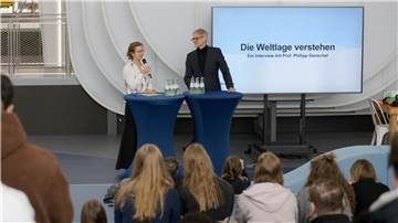 Diskussion zur Weltlage: Franka Siedenburg (17) moderiert das Gespräch mit Prof. Philipp Genschel. Die Geschwister-Scholl-Schüler hatten den Politikwissenschaftler in den Bangert-Bau eingeladen.