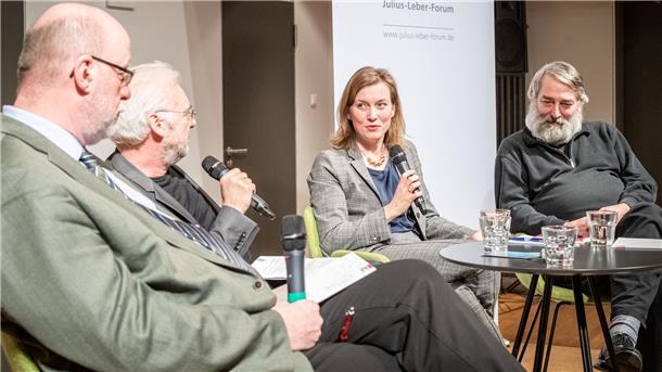 Diskutierten gemeinsam (von links): Peter Scheben, Bundesverband der Deutschen Sicherheits- und Verteidigungsindustrie, Rainer Kahrs, Journalist bei Radio Bremen, Siemtje Möller (SPD), Mitglied im Verteidigungsausschuss des Deutschen Bundestags und Otfried Nassauer, Journalist und Leiter des Berliner Informationszentrums für Transatlantische Sicherheit.