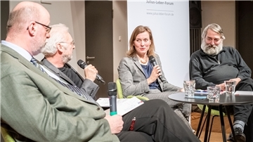 Diskutierten gemeinsam (von links): Peter Scheben, Bundesverband der Deutschen Sicherheits- und Verteidigungsindustrie, Rainer Kahrs, Journalist bei Radio Bremen, Siemtje Möller (SPD), Mitglied im Verteidigungsausschuss des Deutschen Bundestags und Otfried Nassauer, Journalist und Leiter des Berliner Informationszentrums für Transatlantische Sicherheit.