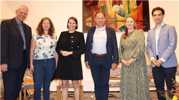 Diskutierten zwei Stunden vor einem gefesselt zuhörenden Publikum: Björn Thümler, Gesche Gloystein, Dr. Anna Heinze, Christian Firmbach, Melanie Lang und Daniel Strahilevitz. Im Hintergrund ist das Bild von Ulrike Schmitt „Die letzte Tür“ zu sehen.