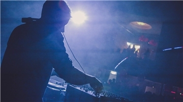 Ein DJ legt auf. 