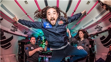 DJ Steve Aoki "schwebt" für ein Fotoshooting in der Schwerelosigkeit.
