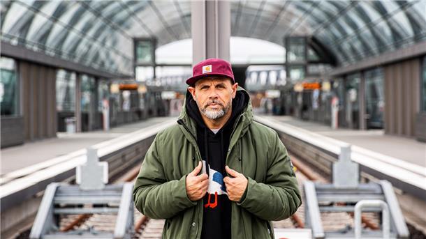 DJ Stylewarz hat die zweite Single seines neuen Albums herausgebracht. Auch nach über 30 Jahren besteht er in der immer größer werdenden Hip-Hop-Industrie.