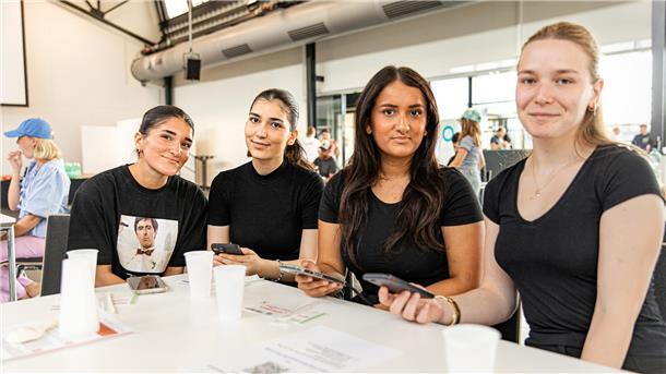 Im Forum Fischbahnhof fand eine DKMS-Aktion statt: Selma Ihan, Havin Karakaya,Rojin Delal Karakaya und Aleyna Akdogan haben sich registrieren lassen. 