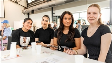 Im Forum Fischbahnhof fand eine DKMS-Aktion statt: Selma Ihan, Havin Karakaya,Rojin Delal Karakaya und Aleyna Akdogan haben sich registrieren lassen. 