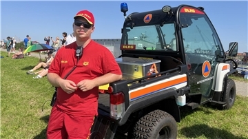 DLRG-Helfer Dennis Lemmermeier passt auf dem Deich auf die Besucher auf. Die Rettungsschwimmer sind auch als Sanitäter ausgebildet und könnten jederzeit helfen. 
