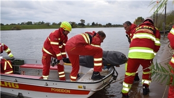 DLRG-Retter bringen eine verletzte Person von Bord des Mehrzweckbootesbootes „POSEIDON“. Die Übung simulierte eine komplexe Unwetterlage mit mehreren gekenterten Booten und Verletzten.