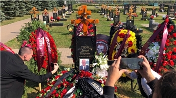 Dmitri Utkin wurde auf dem Föderalen Militärfriedhof bei Moskau beigesetzt.