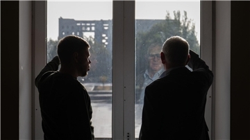 Dmytro Falko (l), Vorsitzender des Stadtrats von Mykolajiw, und Entwicklungsstaatssekretär Jochen Flasbarth (SPD) stehen zusammen im Rathaus.