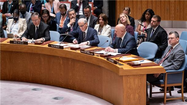Kalte Schulter von Lawrow - 23 Minuten im UN-Sicherheitsrat Dmytro Kuleba (r), Außenminister der Ukraine, wohnt der Sitzung des Sicherheitsrats im Hauptquartier der Vereinten Nationen bei.
