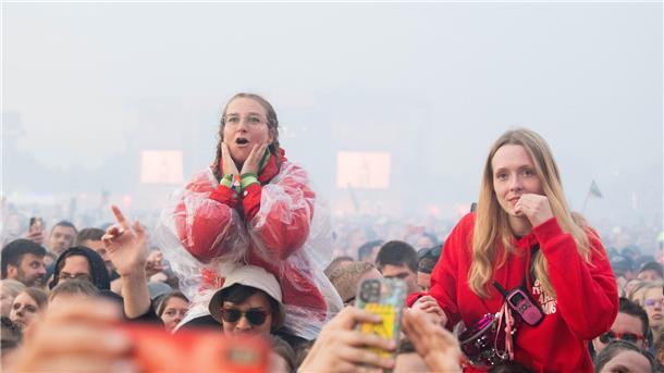Doch dann gibt es technische Probleme. Als die Band von der Bühne geht, sind viele Fans geschockt. Ist das jetzt das Ende der Show?