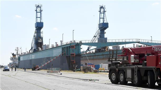 Schwimmdock V ist auf dem Weg nach Jamaika Dock V lag am Freitag an der Columbuskaje.
